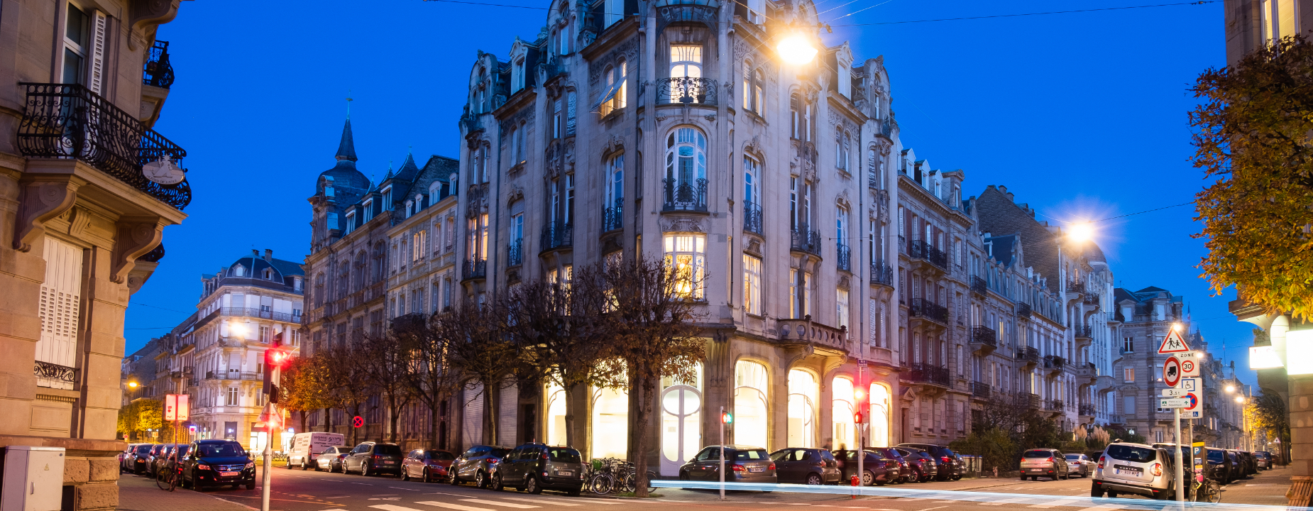 Photo du bureau de l'extérieur de nuit